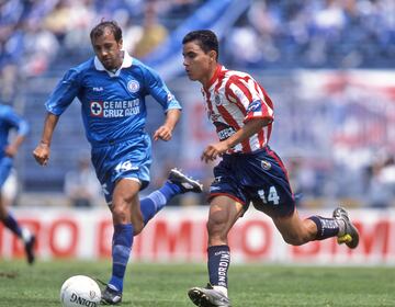 Omar Bravo en un duelo entre Chivas y Cruz Azul.