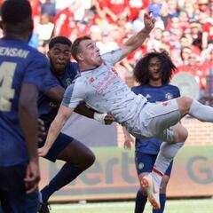 Shaqiri se estrena de chilena en goleada al Manchester United