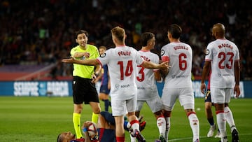BARCELONA, 20/10/2024.- El centrocampista del Sevilla 'Peque' Fernández (3-i) tras cometer penalti sobre Raphinha (en el suelo), durante el partido de LaLiga que FC Barcelona y Sevilla FC disputan este domingo en el estadio Lluis Companys. EFE/Alberto Estévez