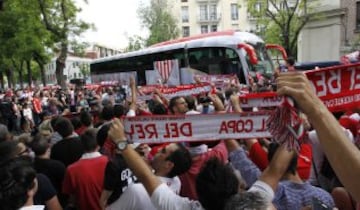 El Sevilla llegó a la estación de Atocha de Madrid donde numerosos aficionados sevillistas animaron con cánticos al equipo.