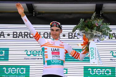 Juan Ayuso (EAU) celebra en el podio tras ganar el premio al Mejor Joven ciclista tras la séptima y última etapa de la Volta a Catalunya 2025.