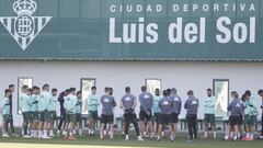 Pellegrini charla con sus jugadores en un entrenamiento. 