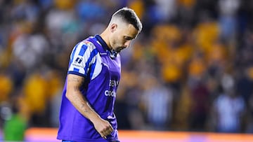 Sergio Canales durante el calentamiento con los Rayados de Monterrey.