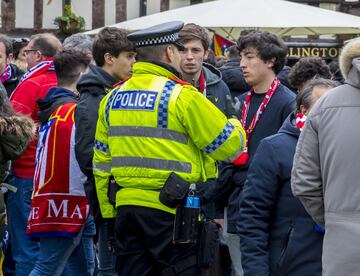 Un gran n¨²mero de aficionados del Atl¨¦tico de Madrid han dado color en el d¨ªa de hoy a las calles de la ciudad inglesa a la espera del partido de cuartos de esta noche.