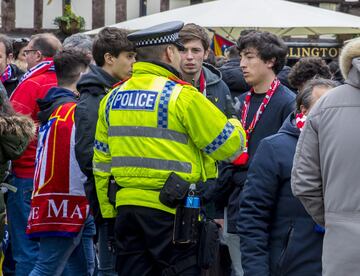 Un gran número de aficionados del Atlético de Madrid han dado color en el día de hoy a las calles de la ciudad inglesa a la espera del partido de cuartos de esta noche.