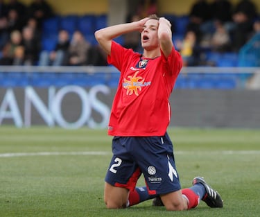 Con doce años  incorporó a la cantera de Osasuna, desde donde llegó al primer equipo en 2007. En el primer equipo del club navarro estuvo cuatro temporadas donde llegó a jugar 108 partidos. Tras ello se marchó al Olympique de Marsella.
