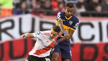 Rafael Santos Borr&eacute; y Sebasti&aacute;n Villa durante un Boca Juniors vs River Plate.