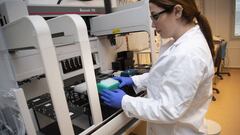 A laboratory engineer from the company A23 prepares a pipetting robot with PCR plates. The company analyzes coronavirus (COVID-19) samples, Uppsala, Sweden, May 13, 2020
 PUBLICADA 24/05/20 NA MA18 1COL *** Local Caption *** .