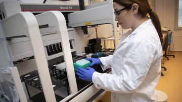 A laboratory engineer from the company A23 prepares a pipetting robot with PCR plates. The company analyzes coronavirus (COVID-19) samples, Uppsala, Sweden, May 13, 2020
 PUBLICADA 24/05/20 NA MA18 1COL *** Local Caption *** .