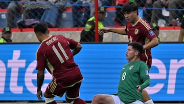 Bolivia's defender Luis Paz (C), Venezuela's forward Darwin Machis (L) and Venezuela's defender Jon Aramburu fight for the ball during the 2026 FIFA World Cup South American qualifiers football match between Bolivia and Venezuela, at the Municipal stadium, in El Alto, Bolivia, on September 5, 2024. (Photo by AIZAR RALDES / AFP)