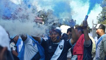 AME8879. CIUDAD DE GUATEMALA (GUATEMALA), 13/11/2025.- Aficionados de Guatemala animan con gases previo a un partido por las eliminatorias de Concacaf al Mundial de 2026 entre Guatemala y Panamá este jueves, en Ciudad de Guatemala (Guatemala).EFE/ Alex Cruz