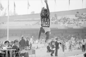 Ralph Boston, el atleta que acab¨® con el r¨¦cord del mundo de Jesse Owens en longitud, muri¨® el 30 de abril a los 83 a?os. El 12 de agosto de 1960, cuando ten¨ªa 21, salt¨® 8,21 metros, ocho cent¨ªmetros mejor que el registro que Owens hab¨ªa establecido en 1935. Tres semanas despu¨¦s conquist¨® la medalla de oro en los Juegos Ol¨ªmpicos de Roma 1960. El saltador estadounidense bati¨® en otras cinco ocasiones el r¨¦cord mundial hasta dejarlo en 8,35 metros en 1965. Tambi¨¦n se colg¨® una plata ol¨ªmpica en Tokio 1964 y un bronce en M¨¦xico 1968, donde vio a Bob Beamon, de quien lleg¨® a ser su entrenador oficioso, pulverizar la plusmarca con aquel estratosf¨¦rico salto de 8,90 metros.