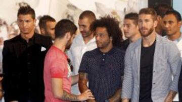 DESCONCIERTO. Los jugadores, con gesto serio, en el acto que tuvo lugar el martes en el Bernabéu.