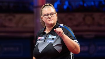 La jugadora inglesa de dardos Beau Greaves, durante su partido ante Luke Litter por una plaza en la final del Mundial Juvenil de Dardos de la PDC