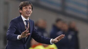 'Cuco' Ziganda, ordenando a sus jugadores frente al Marsella.