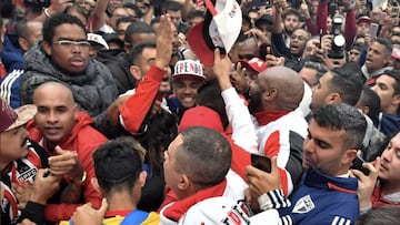 El colosal recibimiento de Dani Alves por hinchas del São Paulo