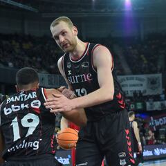 Mazazo en Bilbao: Hlinason y Jones, bajas