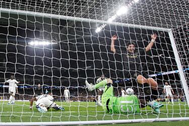 0-1. Giovanni Di Lorenzo gana la espalda a Bellingham centra al segundo palo y Giovanni Simeone marca el primero a pesar de la gran estirada de Adriy Lunin.