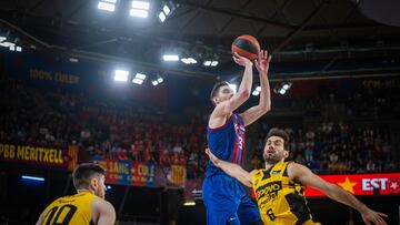 Tomas Satoransky, base del Barcelona, lanza ante Bruno Fitipaldo, del Lenovo Tenerife.