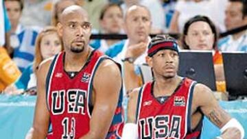 <b>SORPRENDIDOS. </b>Les toca salir a la pista, y Duncan e Iverson casi prefieren quedarse sentados en el banquillo. No daban crédito a la primera derrota de una selección con jugadores de la NBA en unos Juegos Olímpicos.