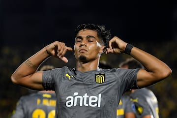 Penarol's forward Matias Arezo celebrates after scoring a goal during the Copa Sudamericana first stage football match between Uruguay's River Plate and Uruguay's Pe�arol, at the Domingo Burgue�o stadium in Maldonado, Uruguay, on March 7, 2023. (Photo by Pablo PORCIUNCULA / AFP)