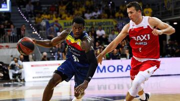 GRAF6181. ANDORRA LA VELLA (ANDORRA),13/10/2018.- El base canadiense del MoraBanc Dylan Ennis (c) entra a canasta ante la oposición de el escolta estadounidense del Manresa Ryan Toolson, durante el partido de la cuarta jornada de la Liga Endesa que se celebra en el Poliesportiu d'Andorra.EFE/ Fernando Galindo