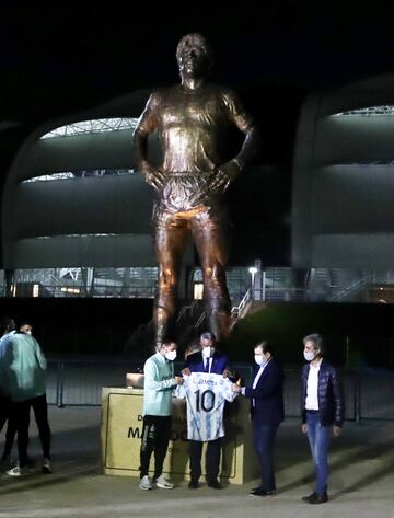 Claudio Tapia, presidente de la Asociación del Fútbol Argentino y del Club Atlético Barracas Central, y Lionel Messi estuvieron presentes en la presentación de la obra. 