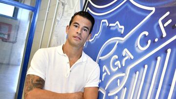 Luis Hernández posa con el escudo del Málaga para As.