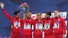 Jes&uacute;s Espa&ntilde;a, en el centro del equipo espa&ntilde;ol que subi&oacute; al podio en los Europeos de Berl&iacute;n en marat&oacute;n. 