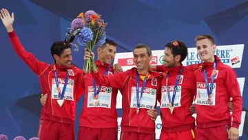 Jesús España, en el centro del equipo español que subió al podio en los Europeos de Berlín en maratón.