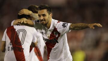 Argentina's River Plate Ignacio Scocco celebrates scoring against Argentina's Lanus during a Copa Libertadores soccer match in Buenos Aires, Argentina, Tuesday, Oct. 24, 2017. (AP Photo/Natacha Pisarenko)