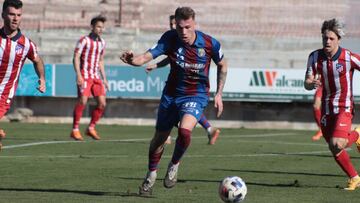 Damià trata de progresar con el balón ante la atenta mirada de Mario Soriano en el partido que enfrentó a la UD Poblense y al Club Atlético de Madrid B (1-1) en el Municipal de Sa Pobla en la mañana del domingo 17 de ene