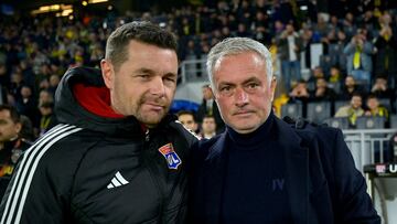 Lyon's French head coach Pierre Sage (L) with Fenerbahce's Portuguese coach Jose Mourinho (R) pose photographers before the start of the UEFA Europa League, league phase football match between Fenerbahce and Olympique Lyonnais (OL) at the Sukru Saracoglu Stadium in Istanbul on January 23, 2025. (Photo by Yasin AKGUL / AFP)