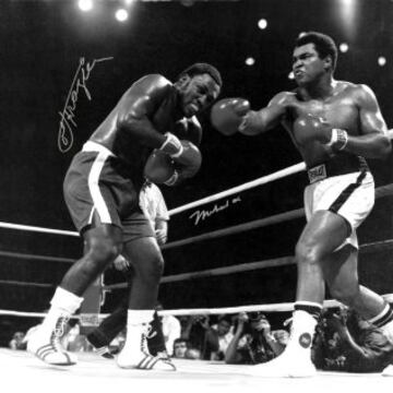 1 de octubre de 1975. 'A Thrilla in Manila'. Tercer combate entre Ali y Frazier. El dominio de Muhammad Ali y la gran resistencia de Joe Frazier pese al castigo recibido fueron los elementos que marcaron la pelea. Llegó el round 14 y el manager de Joe, Eddie Futch decidió que su boxeador no podía más y le dijo de manera contundente: “Todo terminó, nadie olvidará lo que hiciste aquí hoy”.
