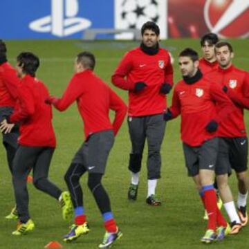 El Atlético se entrenó con sólo 16 jugadores sobre el césped del Vicente Calderón.