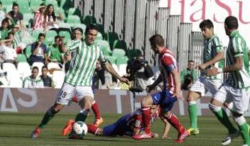 Jorge Molina con el balón.