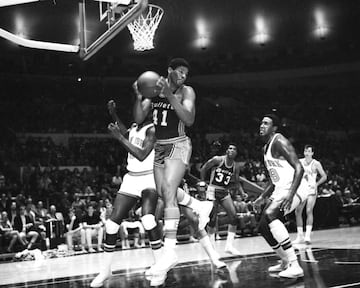 Equipos NBA: Baltimore/Capital/Washington Bullets (1968-1981). Una vez campeón, Una vez MVP, una vez MVP de las Finales, cinco veces all star (cuatro en los setenta). Promedio en su carrera NBA: 24,6 puntos, 11,2 rebotes, 3,6 asistencias y 2,6 tapones. Mejor temporada NBA en los setenta, 1971-72: 10,8 puntos, 14 rebotes, 3,9 asistencias. 

La inolvidable pareja de Elvin Hayes en los Bullets campeones en 1978. En 1969 hizo doblete Rookie del Año/MVP, algo que solo han logrado él y Wilt Chamberlain. Con su tremendo instinto defensivo y su histórica capacidad reboteadora, personificó el trabajo duro y es espíritu de equipo. Un compañero ideal y un ganador que falleció en junio. Ocupa el puesto 12 en el histórico de rebotes en la NBA (13.769).