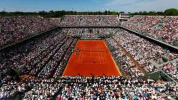 La pista Philippe Chatrier, llena de p&uacute;blico para presenciar la final de Roland Garros 2015 entre Stanislas Wawrinka y Novak Djokovic.
