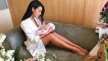 Georgina Rodríguez, la novia de Cristiano Ronaldo, con su hija Alana Martina todavía en el hospital.