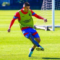 Chivas recupera al ‘Piojo’ Alvarado y pierde a Flores