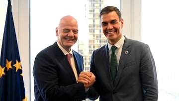 Pedro Sánchez con Gianni Infantino en su último encuentro, en Nueva York, hace un año.