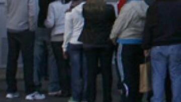 <b>GRAN EXPECTACIÓN. </b>Este es el aspecto que tenían ayer las taquillas del Santiago Bernabéu. En muy poco tiempo se agotaron las mil entradas que quedaban.