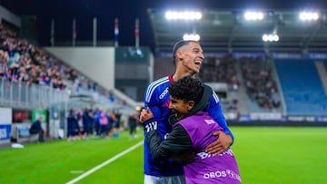 El futbolista noruego Jones El-Abdellaoui se abraza a un compañero del Vålerenga.