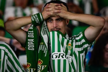 Los aficionados béticos desolados tras caer en la final con el conjunto Blue.