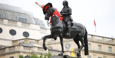 Carlos I muestra su apoyo a Inglaterra