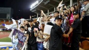 Aficionados viendo el entrenamiento del Madrid en Guangzhou.