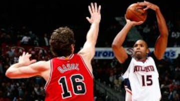 Al Horford lanza ante Pau Gasol.