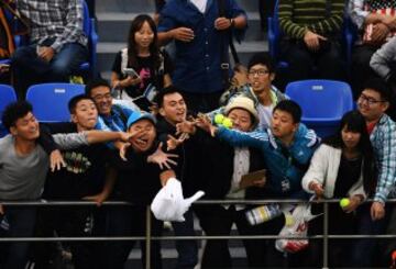 La histeria de varios fans de Jack Sock luchan por hacerse por una toalla del tenista estadounidense en el Masters de Shanghai.