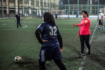 En abril, el comité de árbitros de la Asociación de Fútbol de Egipto permitió a Atalla y su colega Pousy Said oficiar un partido en las ligas de segunda y tercera división. El progreso allana el camino para permitir que las mujeres participen en la primera liga masculina. Pero a medida que las árbitras están luchando para ganar más terreno, algunas jugadoras se oponen a su presencia e incluso envían objeciones a la Federación. En la foto, Mona Atalla. 