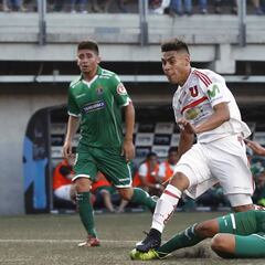 Mora brilla con un triplete y la U por fin encuentra el camino